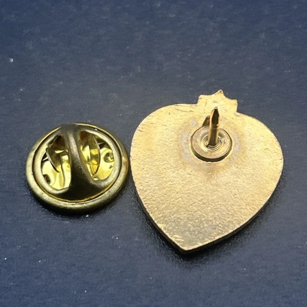 Vietnam Veterans Wife Heart Lapel Hat Pin‎